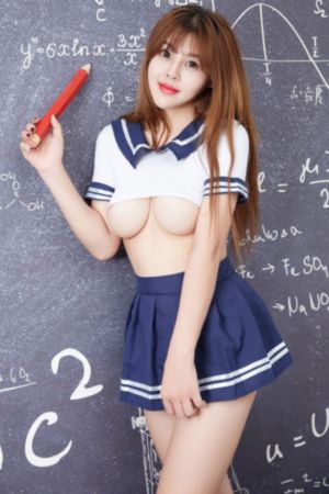 两个女人在有风景的海滩